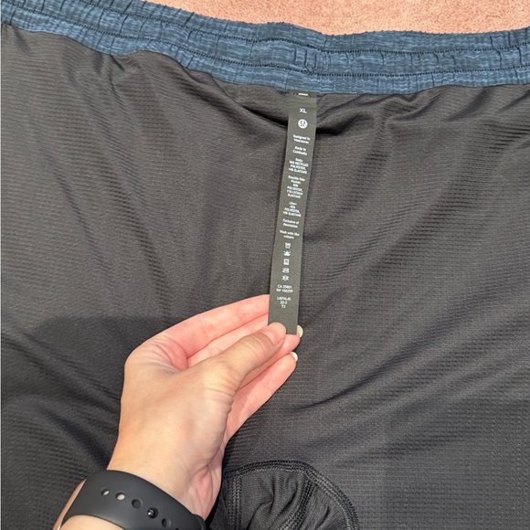 Lululemon Athletica Men’s Shorts - Picture 5 of 5